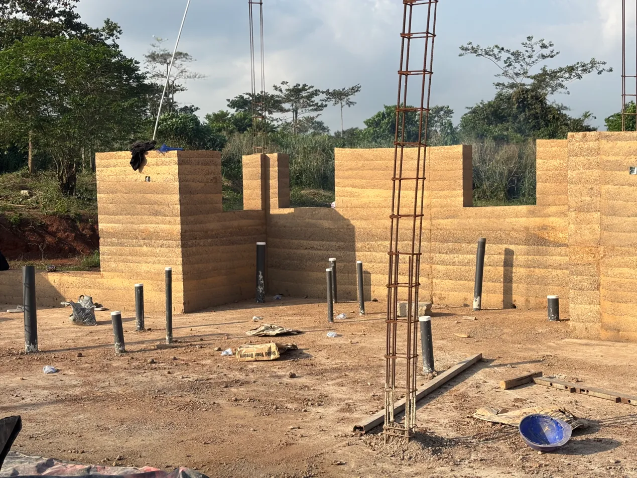 Two-tone rammed earth section